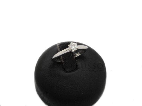 Anello solitario Tiffany & Co. modello Tiffany® Setting in platino con diamante da 0,31ct. foto4